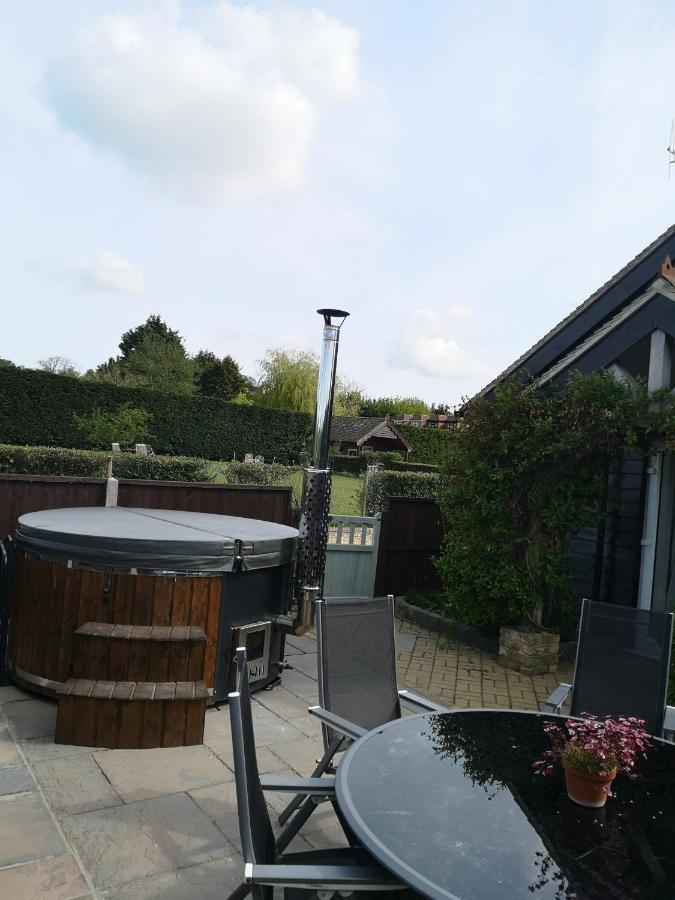 Oak Cottage With Private Log Fired Hot Tub Maidstone Exterior foto